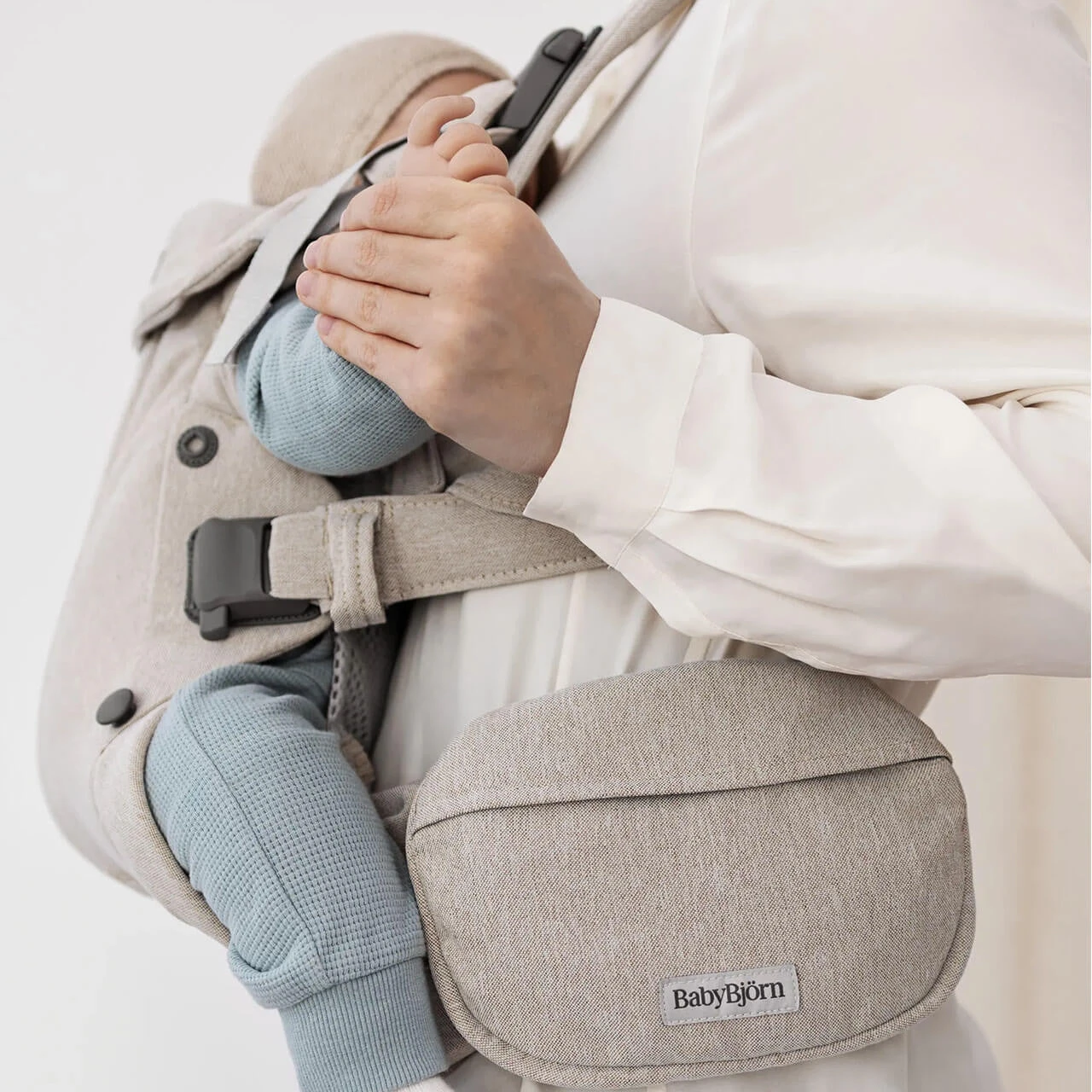 BabyBjorn Carrier Pouch Woven Melange | Light Beige 4 BabyBjorn Carrier Pouch Woven Melange | Light Beige - Image 2