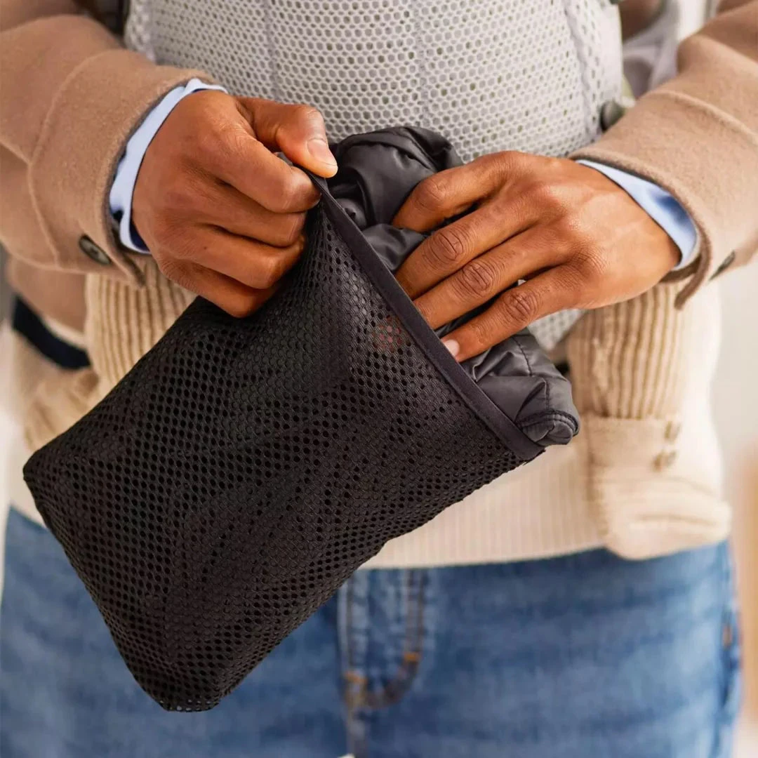 BabyBjorn Winter Cover For Baby Carrier - Black 6 BabyBjorn Winter Cover For Baby Carrier - Black - Image 4